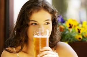 preparar-cerveza-casa desayunar cerveza hidrata mejor