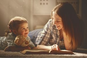 mama hija libro lectura cuento oso peluche muneco
