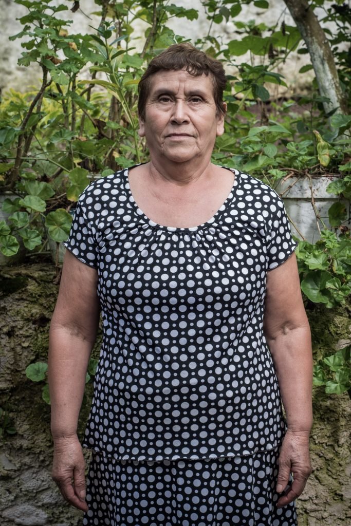 Desde temprano, las mujeres que viven en Alto Lucero se encargan de preparar alimentos y ayudar a sus familiares a alistarse para salir a trabajar al campo.