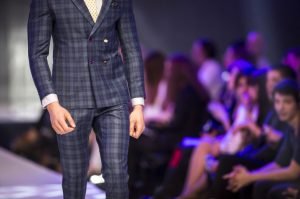 hombre desfile moda pasarela
