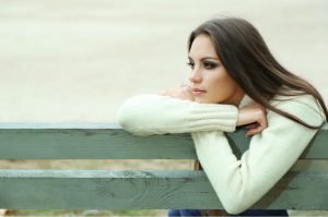 mujer pensativa resfriado-sueter blanco smokey eyes mal día infiel emocionalmente salud mental excusas salud emocional