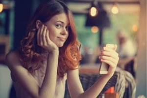 mujer resignada fascinas inconforme telefono celular estás borracha ligar mensajes busca ebrio mensaje para seducir borracho contesta envía escribe