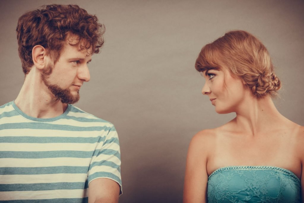 pareja seria enojo enojada verde