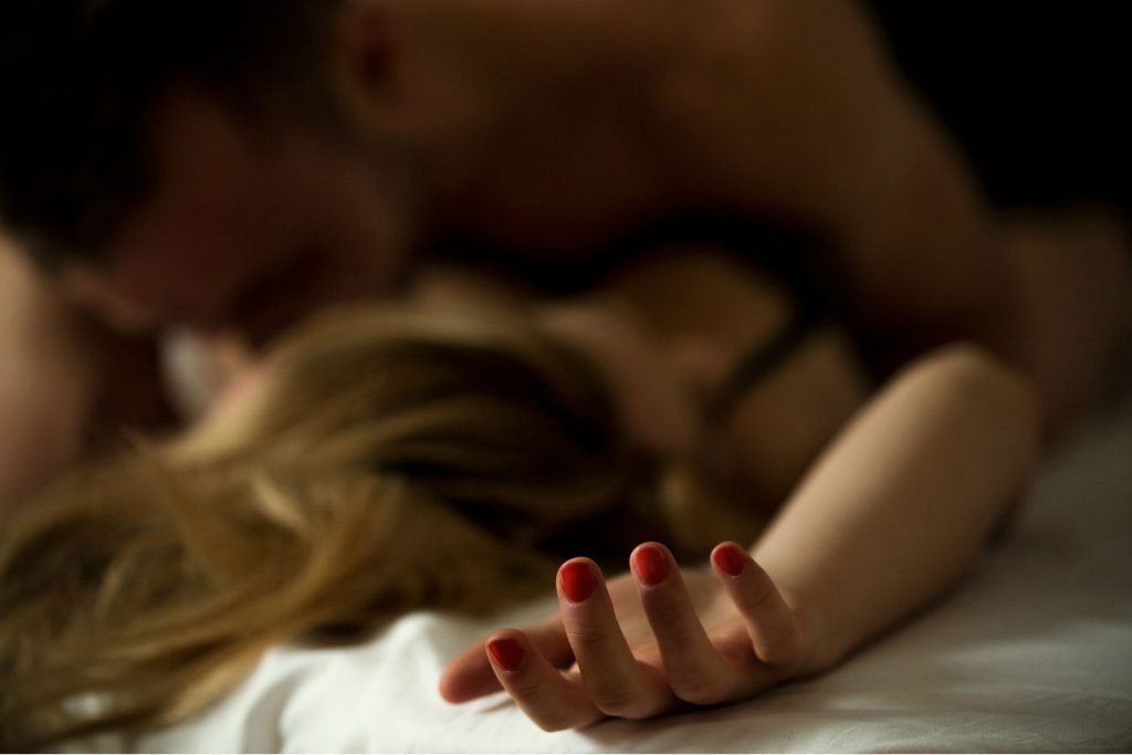 juegos-pasión-excitar-pareja-elementos-amor-pasion-amistad frases que exictan a tu pareja llama de la pasión enloquecer más placer apagan