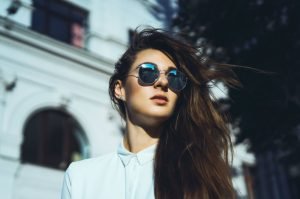 mujer lentes camisa cabello largo