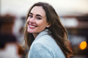 aprender de nuestros errores mujer soltería-sonriendo sonrisa abrigo gris soltera mujer soltera