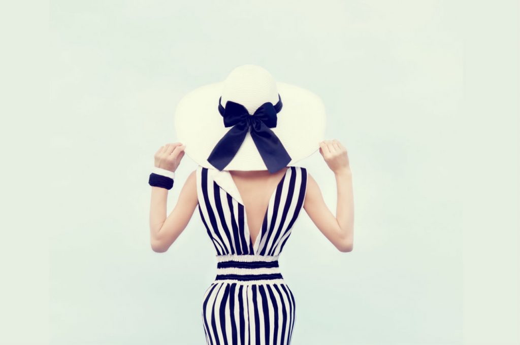 mujer espaldas sombrero traje rayas jumpersuite