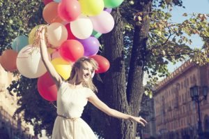 mujer globos arbol felicidad