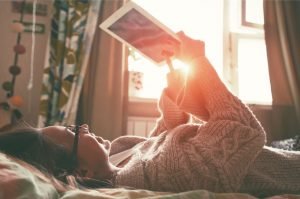 mujer tablet cama acostada relax