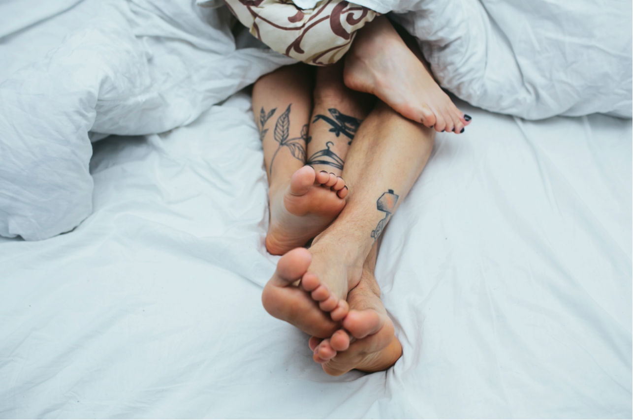 La razón por la que tu pareja no expresa su placer en la cama