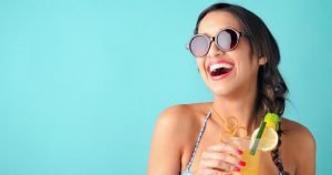 Mujer tomando un coctel