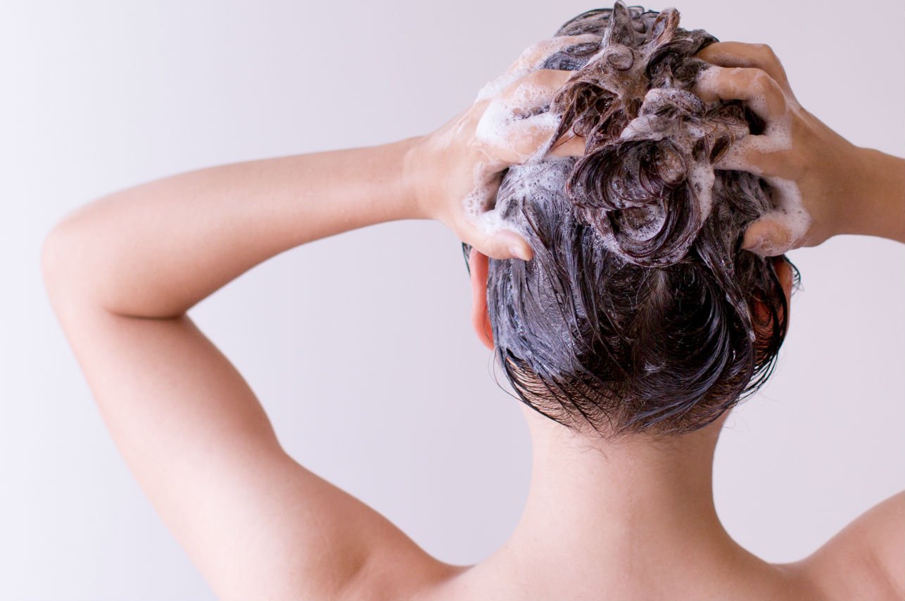 Motivos por los que es malo dormir con el cabello mojado