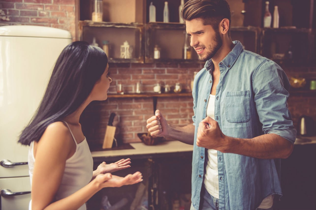 Razones por las que tu pareja no te deja tener amigos