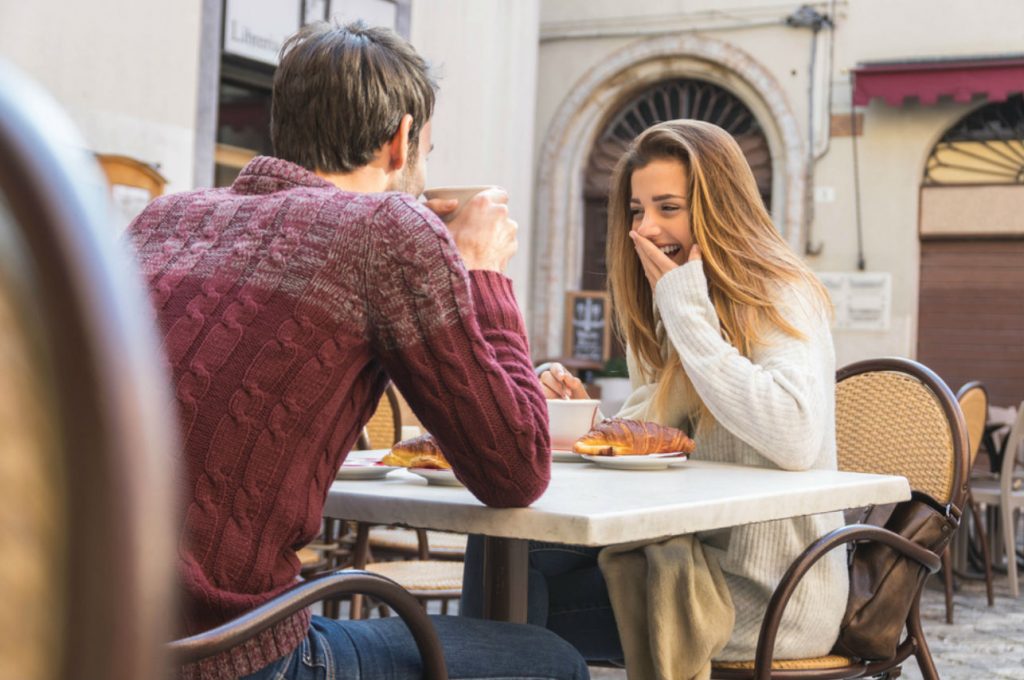 temas-conversación-cita-pareja-risa en las citas conocer primera cita ligar enamorarlo
