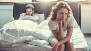 atraccion-fisica-satisface-pareja-cama-malo-mujer-pensando espalda