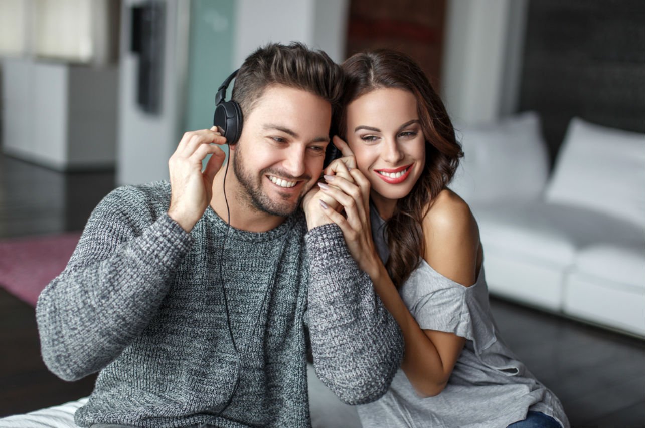 Пар слушать. Young couple listen Music. Listen to Music couples. Couple enjoying Listening to Music together. Couple rely on enjoyment Listening to Music.