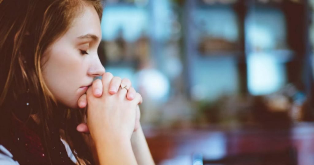 mujer meditando