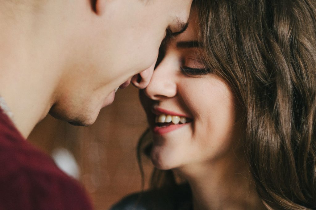 fallas-tienes-comienza-relacion mitos del amor romántico olvidar lo que sientes no abandonarte estar enamorada defensas conectan le gustas de verdad