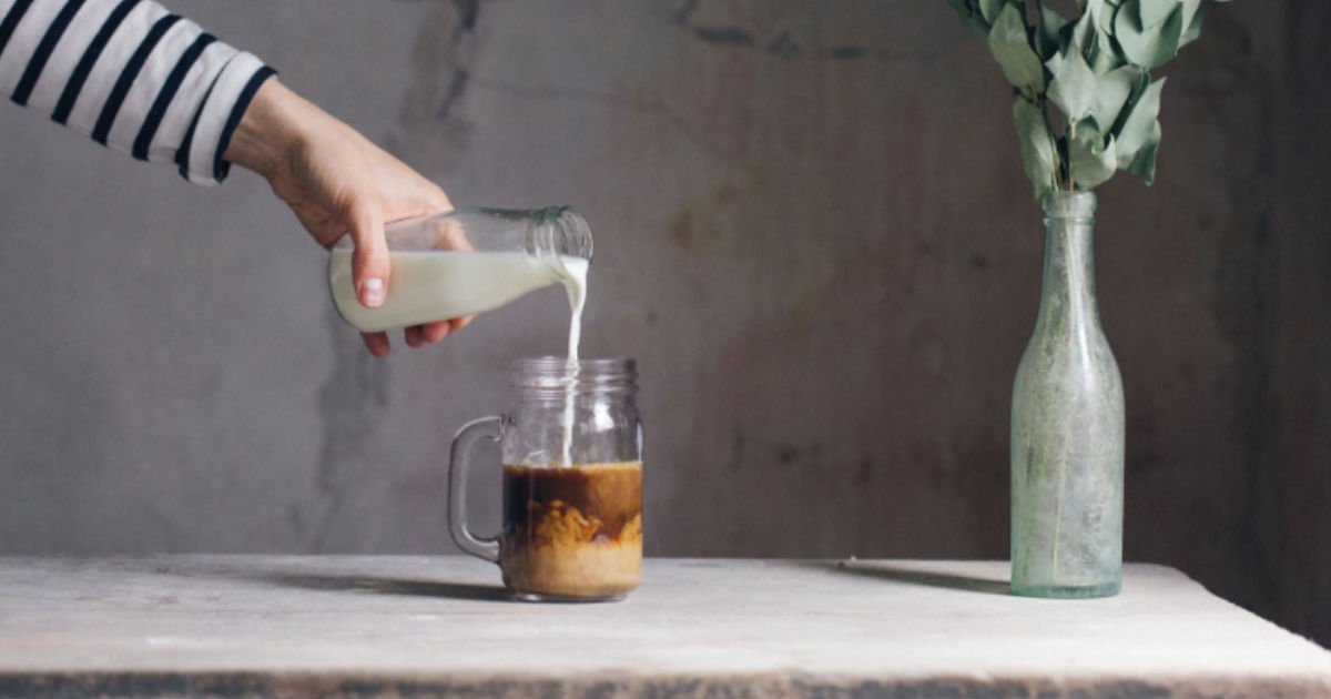 ¿Qué leche es mejor, la de vaca, la de almendra o la de avena?