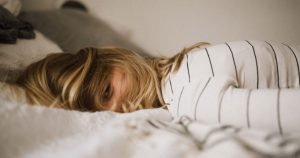 mujer durmiendo cama acostada diosa almohada