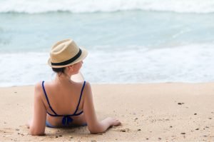 quemaduras-sol-aislinn-derbez-mujer-playa-aclarar
