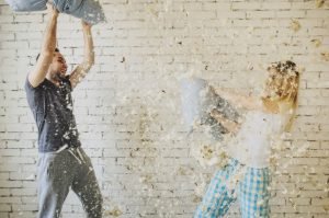 motivos-pareja-vivir contigo-molesta se ama-relación-pelea-almohadas evitar la violencia