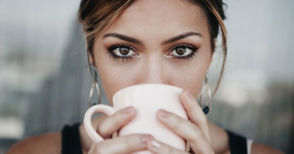 beneficios-mujer-taza-café
