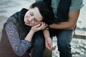 pareja-relacion-amor-luchar-humillas-migajera-elegirte-restan-amar-mucho-valor-te-esfuerzas-demasiado-el mismo amor mujer atractiva codependiente
