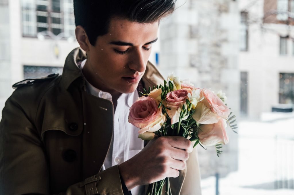 hombre-pareja-tiene-miedo-perderme-flores-romantico-ternura-tipo de hombre-miedo al compromiso atraer me extraña