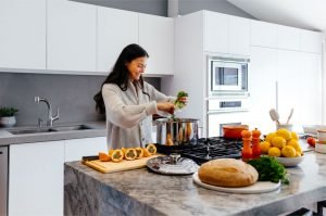 mujer-cocinando-mujeres-que-cocinan-hornear