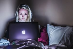 estres-eustres-distres-despiden-cortisol-consuma-computadora-trabajo