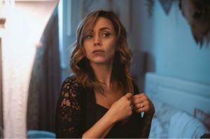 mujer-admirada-volver a amar-espejo-destaca atraer miradas al instante dismorfia corporal-consejos de belleza-