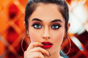 mujer-original-ojos-infiel-arracada-labios mujer exitosa