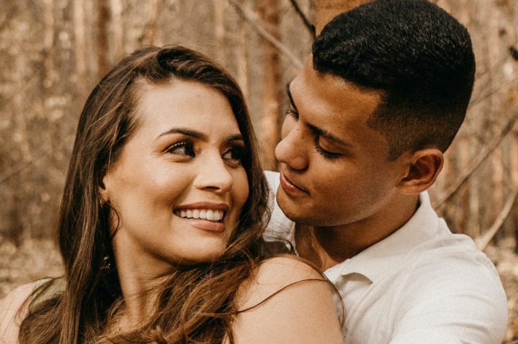 pareja-tiene-experiencia-cama conexión ama factores enseña te extraña