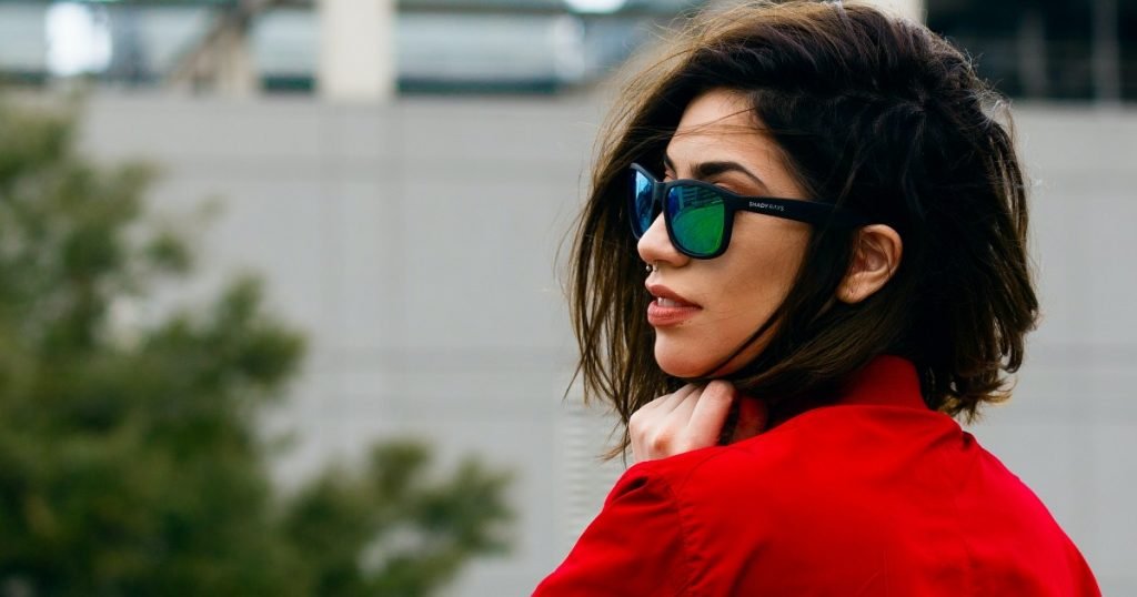 lentes-chamarra-roja-rojo-perfil-cabello