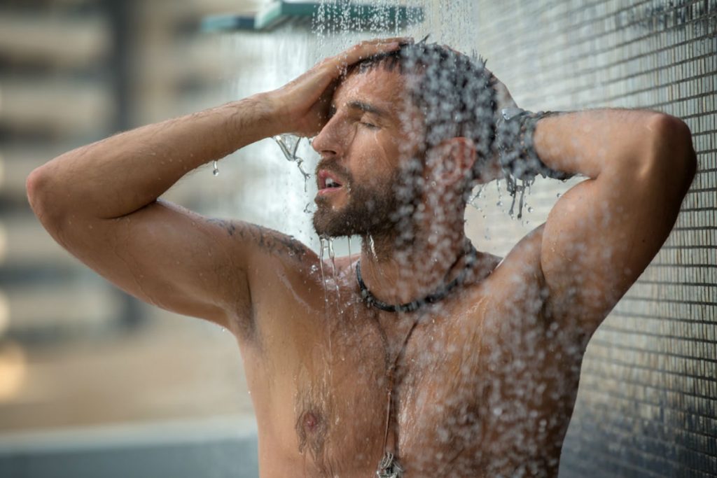 mexicanos-hombres-bano-ducha-regadera-higiene