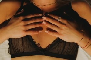estimular-bubis-caricias-manos-unas-anillosestimular-bubis-caricias-manos-unas-anillos