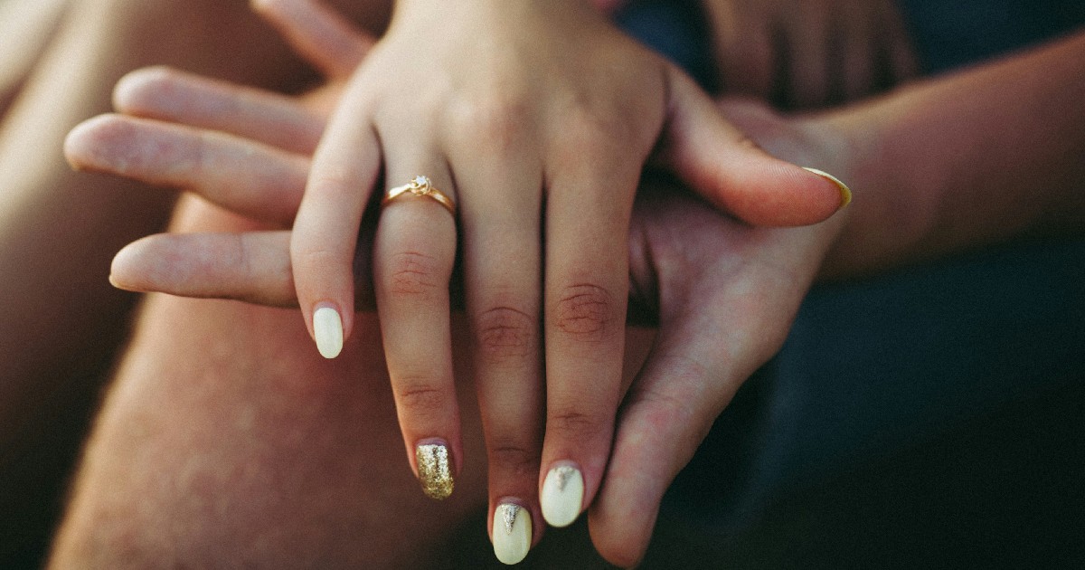 ¿Qué significa que te regalen un anillo de promesa?