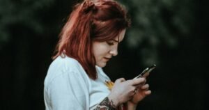 pareja-invadiendo-privacidad-celular-Te haga ghosting borracha-perfil-escribe-insiste-preguntas