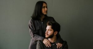 pareja-confie-en-mi-problemas-resuelvas la vida-perdiendo-encuentras-desconfianza-hablar-desconfia- algo serio-chantajeando